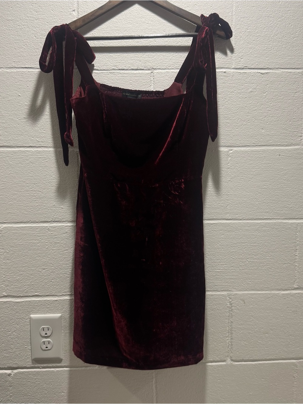 use of Harlow 1960 Burgundy Velvet Tie Strap Mini Dress M